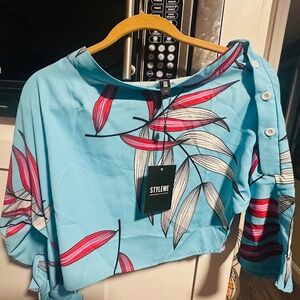 STYLE WE CROP TIE FORAL TOP - BRAND NEW WITH TAGS! SIZE (S)
